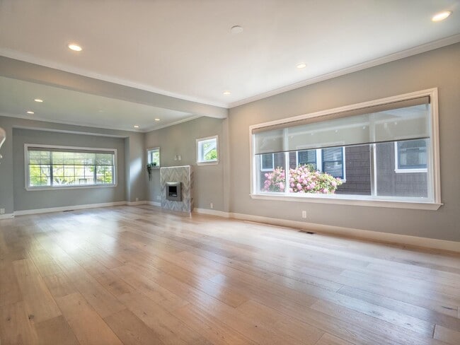 Building Photo - 1435 Edgehill Dr