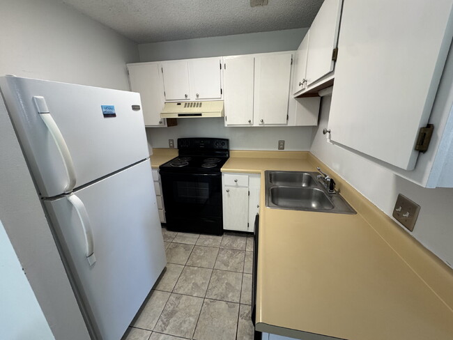 Building Photo - 1 bedroom apartment with in-unit laundry, ...