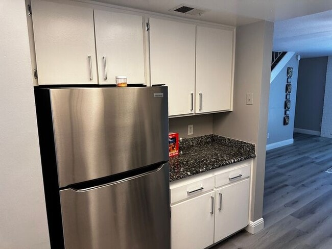 Building Photo - Charming 2-Bedroom Condo with Fireplace & ...