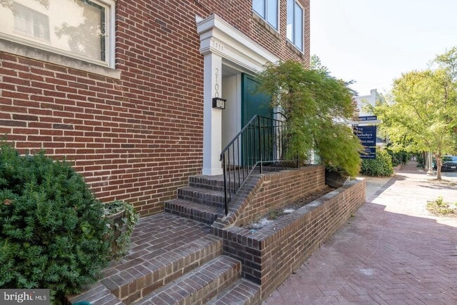 Building Photo - 2100 Newport Pl NW