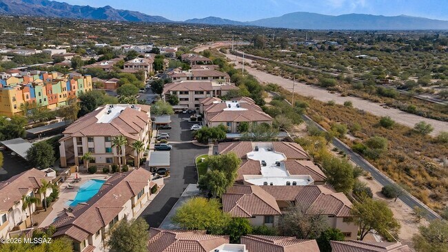 Foto del edificio - 2550 E River Rd