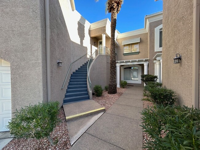 Foto del edificio - GATED COMMUNITY - TOP FLOOR CONDO WITH BALCONY IN SUMMERLIN