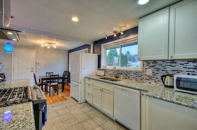 Foto del edificio - Charming 3BR House in Renton (Price includ...