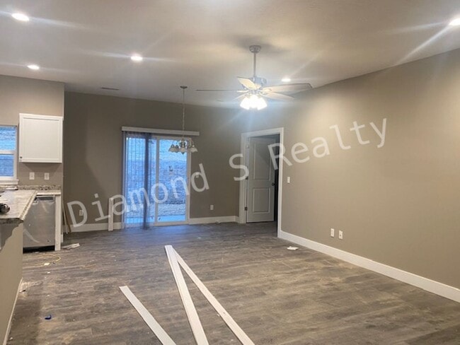 Building Photo - Gorgeous 4 Bedroom Ozark House Coming Earl...