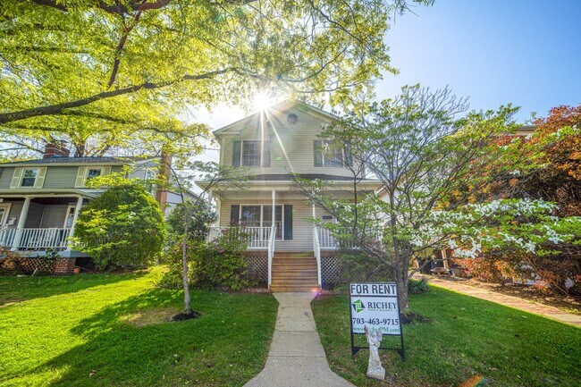 Building Photo - Spacious house right in the Lyon Park neig...