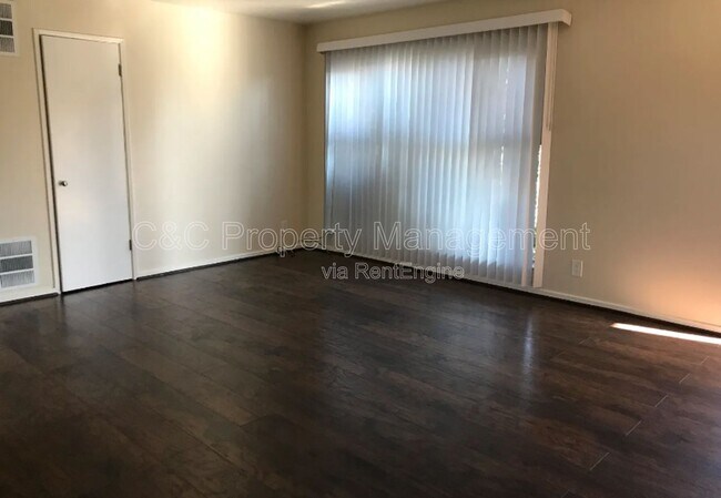 Foto del edificio - 926 Lupin Dr