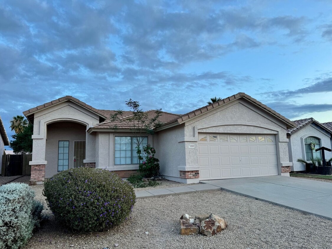 Primary Photo - BEAUTIFUL 3BEDROOM 2 BATHROOM IN THE HEART...