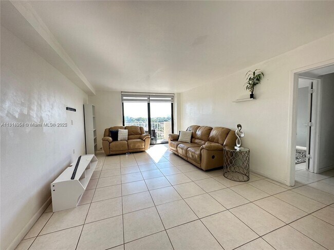 Foto del edificio - 2350 NE 135th St