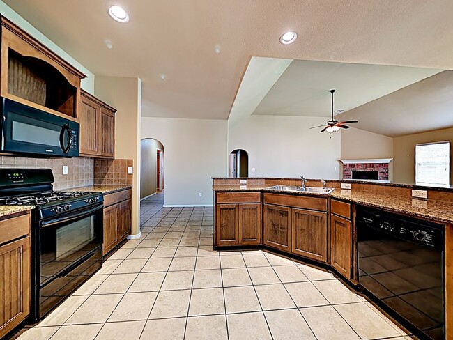 Foto del edificio - GREAT FLOOR PLAN WITH 3 CAR GARAGE