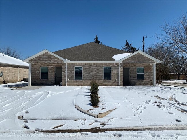 Building Photo - 2305 N Hickory St