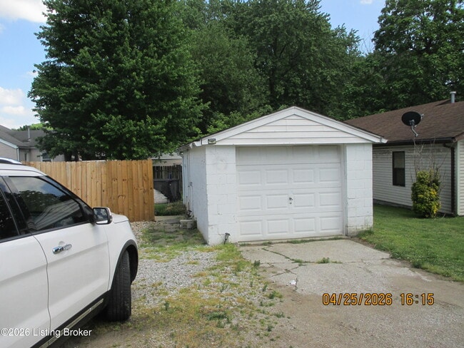 Building Photo - 2220 Parkwood Rd