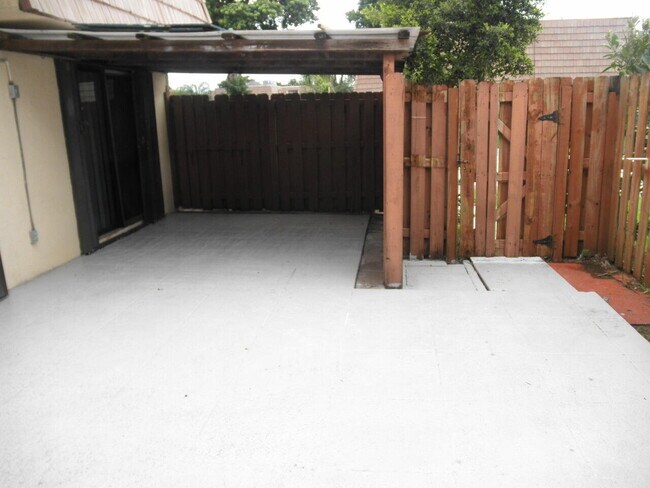 Building Photo - 571 Springdale Cir