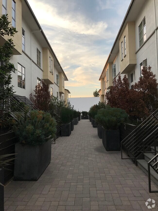 Building Photo - 1 E Julian St