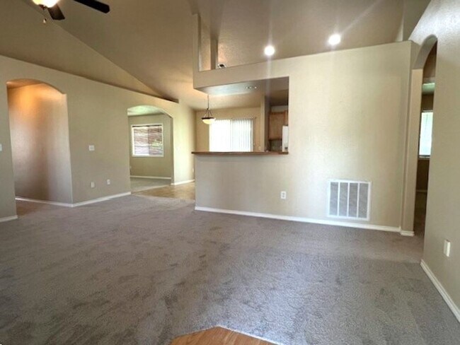 Foto del edificio - Beautiful 3 bed 2 bath home in the Woodsid...