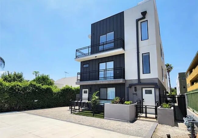 Building Photo - 545 N Kingsley Dr