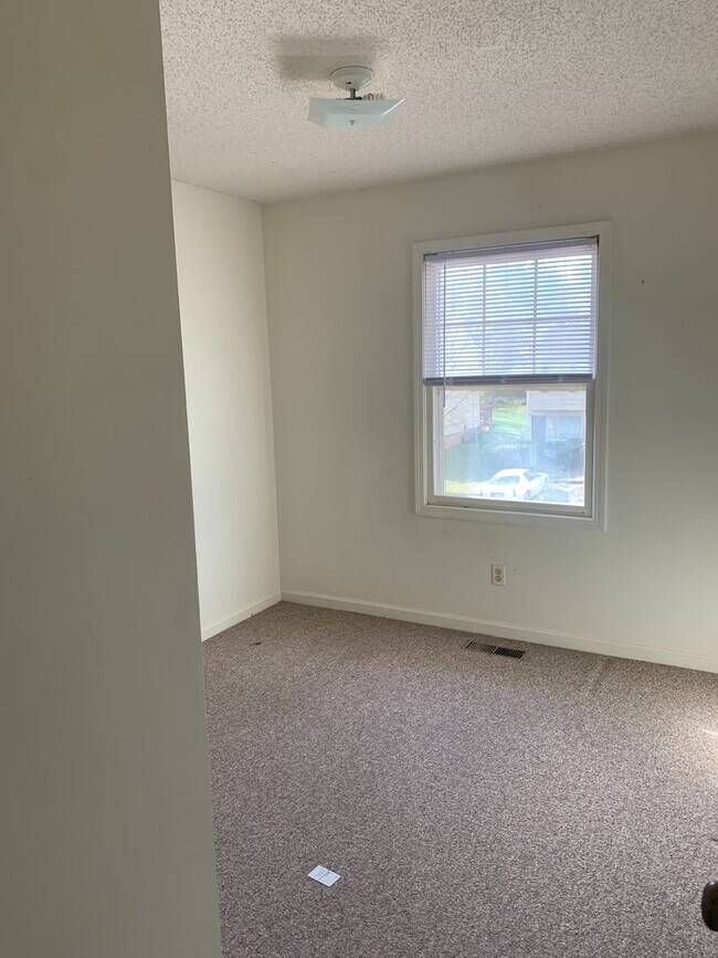 Building Photo - 3 bedroom duplex for rent - 206 Wakefield ...