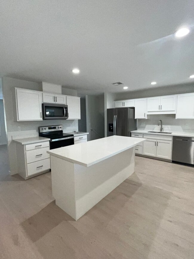 Building Photo - 121 E Santa Cruz Dr