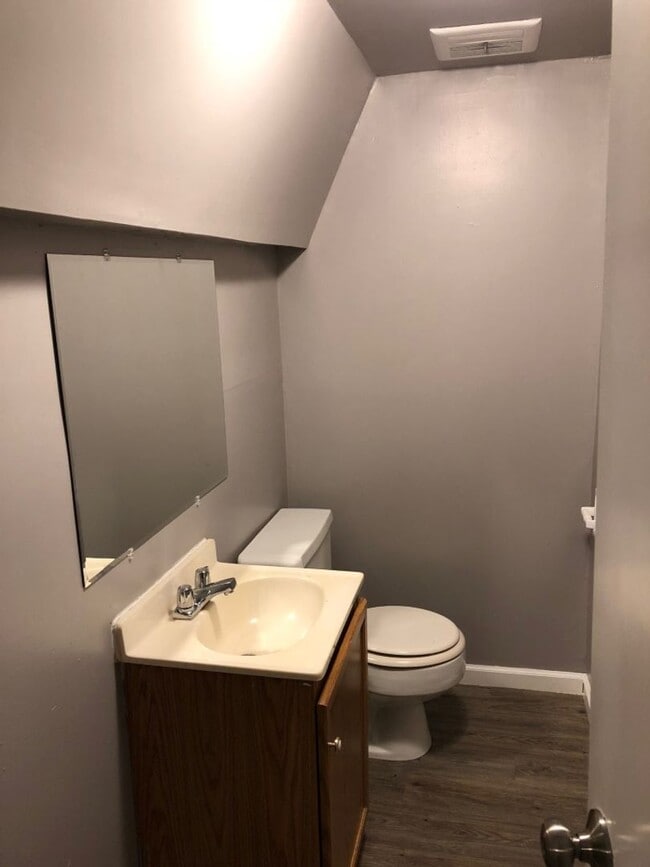 Building Photo - Charming 3 bedroom 1.5 bath right next to ...