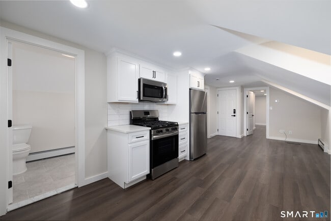 Foto del edificio - 28 Aircraft Rd