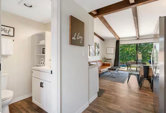 Foto del edificio - Remodeled and Stunning 1 Bedroom Condo | Fully Furnished | All Utilites Included | 1 Bathroom | K...