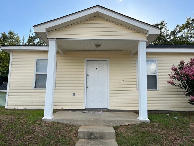 Building Photo - CLOSE TO UNIVERSITY