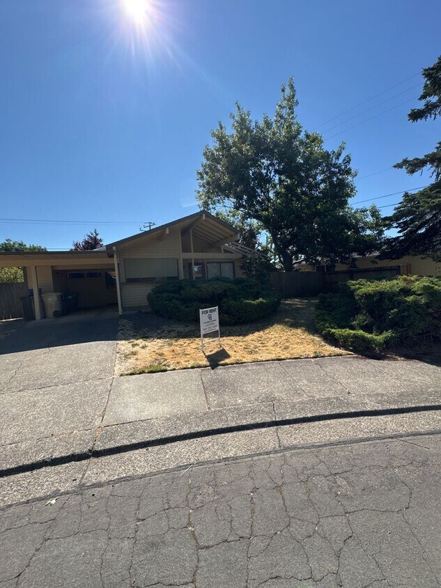 Foto principal - Cute 3 Bedroom 1 Bath in NW Corvallis! Sma...