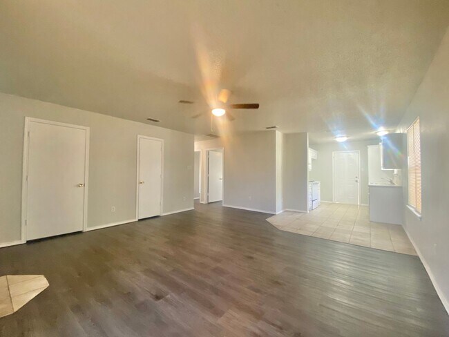 Foto del edificio - 3 bedroom near I-27 now available.