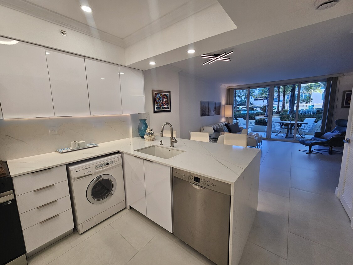 Primary Photo - 2501 S Ocean Dr