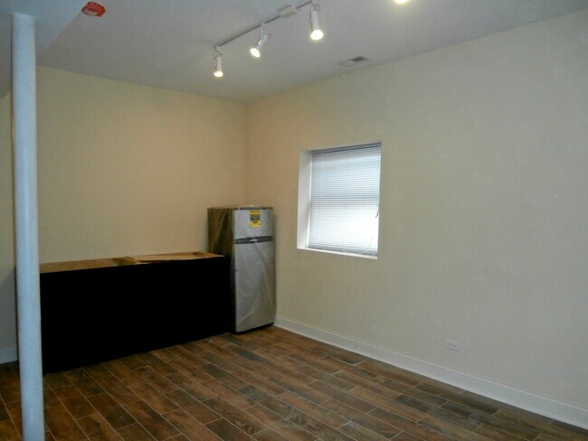 Building Photo - 3216 W Argyle St