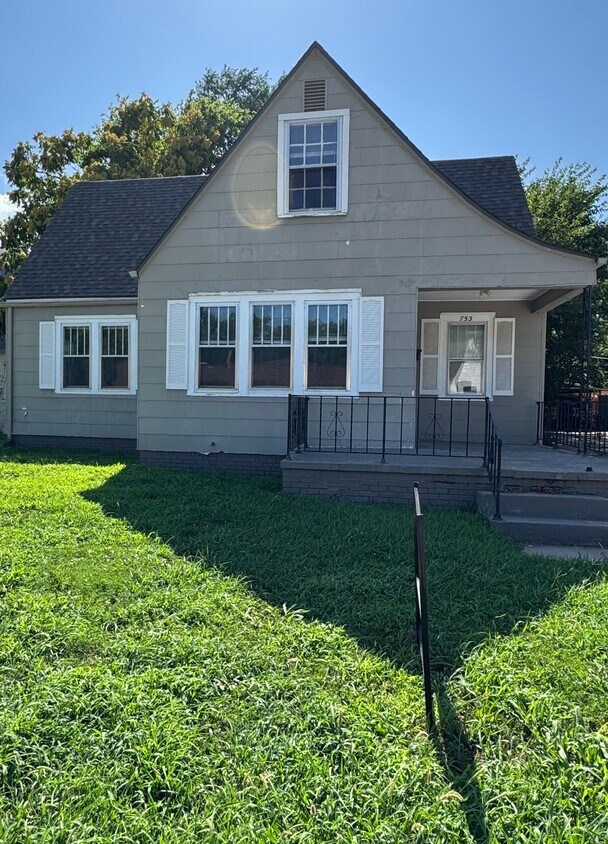 Primary Photo - 753 S Hillside St