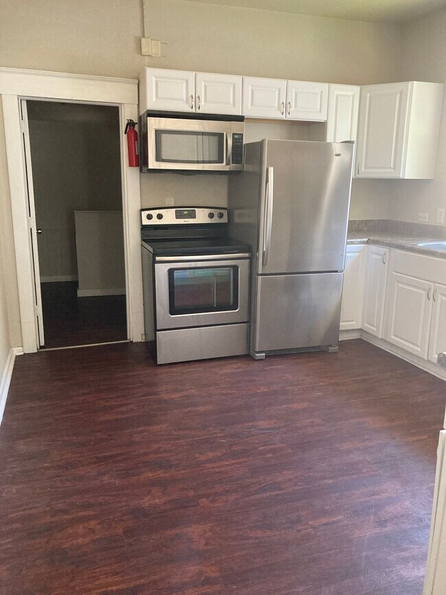 Foto del edificio - Spacious 4 Bedroom 2 bathroom home