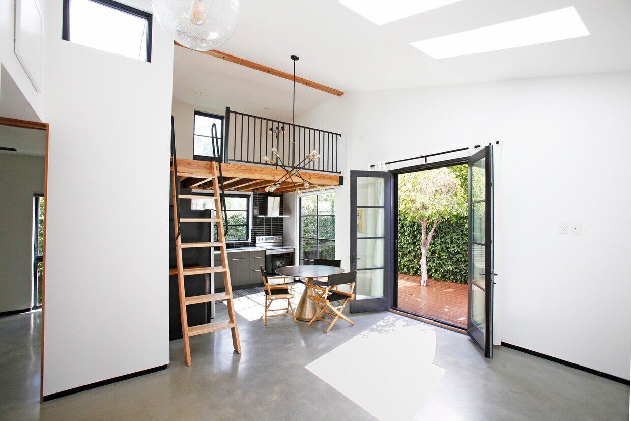 Foto principal - 6345 Babcock Ave