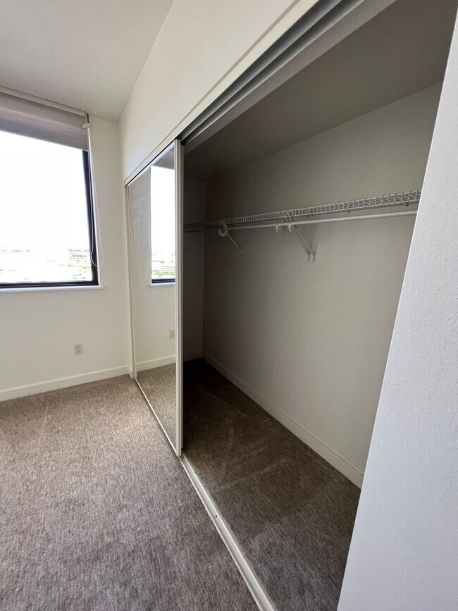 Building Photo - 1 bed, 1 bath in Kakaako with covered park...