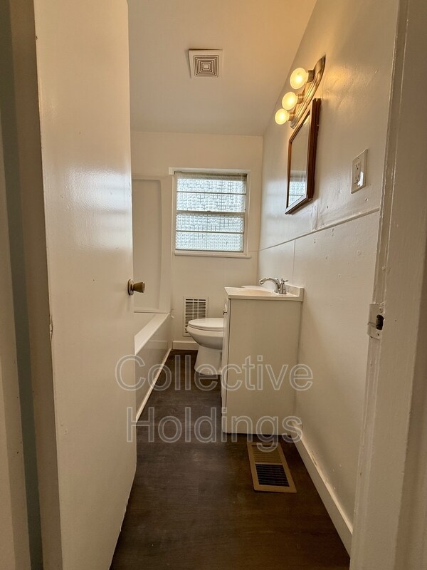 Foto del edificio - 7823 Rugby Ave