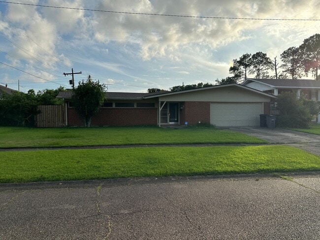 MID CITY SOUTH HOME FOR RENT - MID CITY SOUTH HOME FOR RENT
