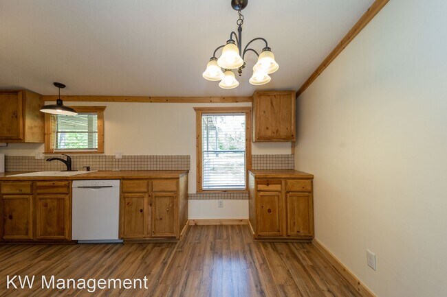 Building Photo - 3 br, 2 bath House - 395 Sandringham Rd.