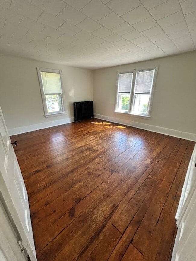 Foto del edificio - Spacious 2-Bedroom Apartment with Bonus Room – $850/month