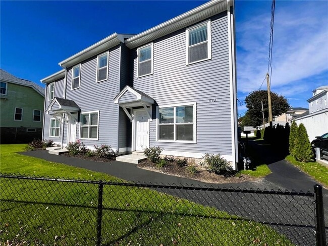 Building Photo - 580 Elm St