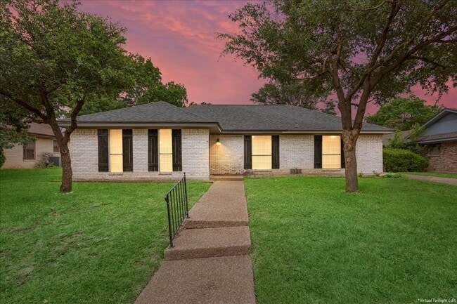 Building Photo - 5600 Lake Highlands Dr