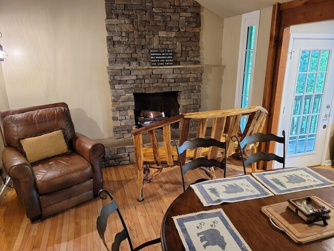 Foto del edificio - Spacious 4 Bedroom, 2 Bath One-Story Home with Hardwood Floors & Parking