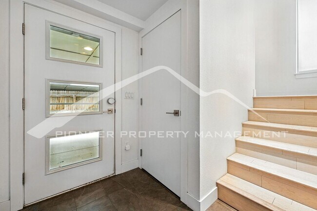 Building Photo - Beautiful Townhome With Rooftop, 2 Car Gar...
