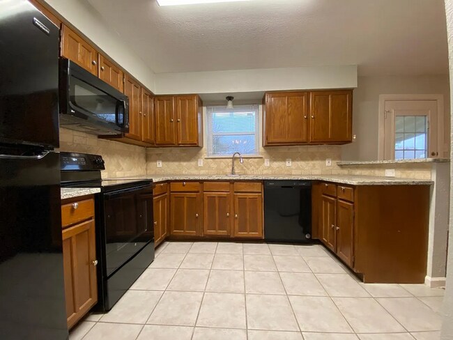 Foto del edificio - Updated 3-Bed Woodlake Home with Study & Covered Patio