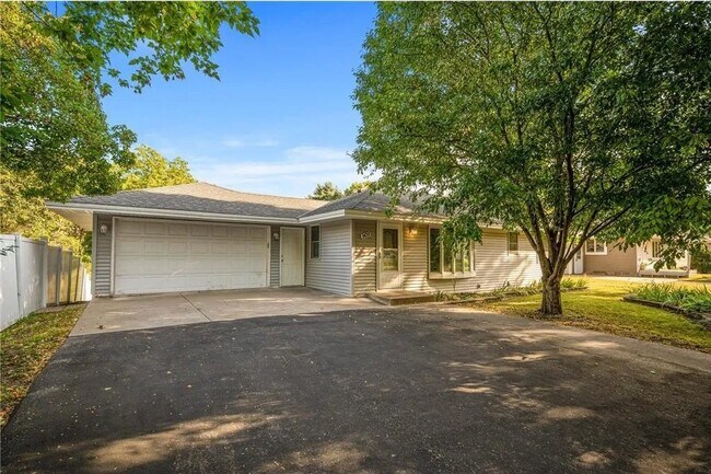 Foto del edificio - 909 Woody Ln NW