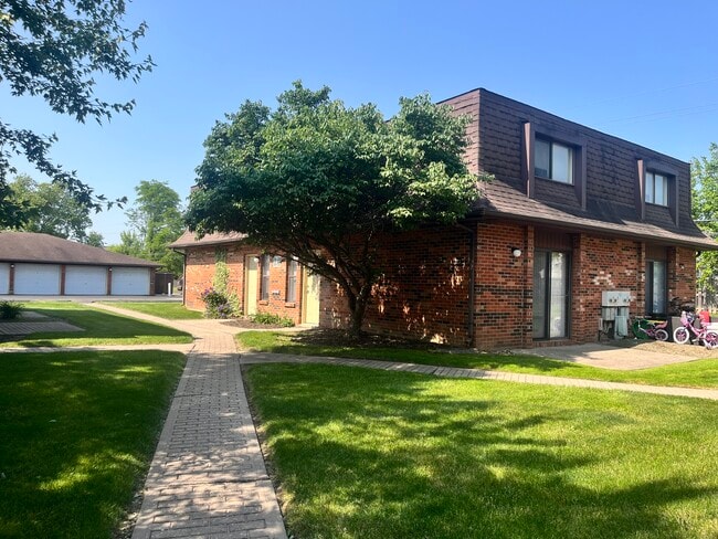 Building Photo - Creekbend & Chase Townhomes