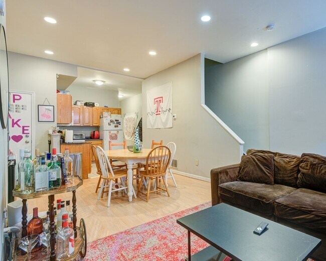 Foto del edificio - Spacious 6-Bedroom Townhouse At Temple Uni...