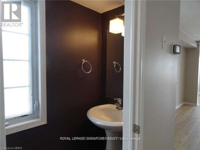 Building Photo - 16 Chantilly St