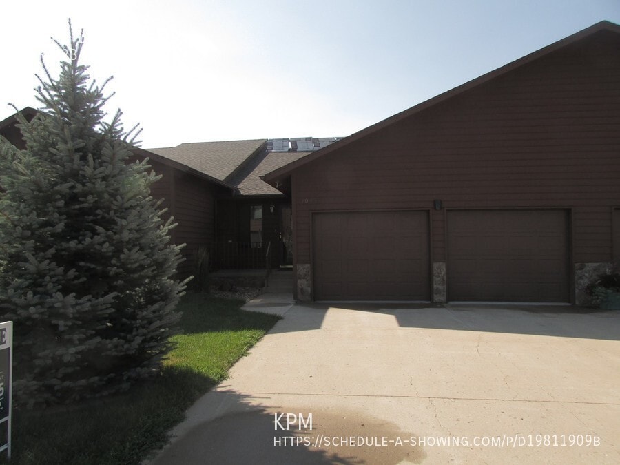 Primary Photo - * PENDING APPLICATION * 3 BEDROOM | 2 BATH...