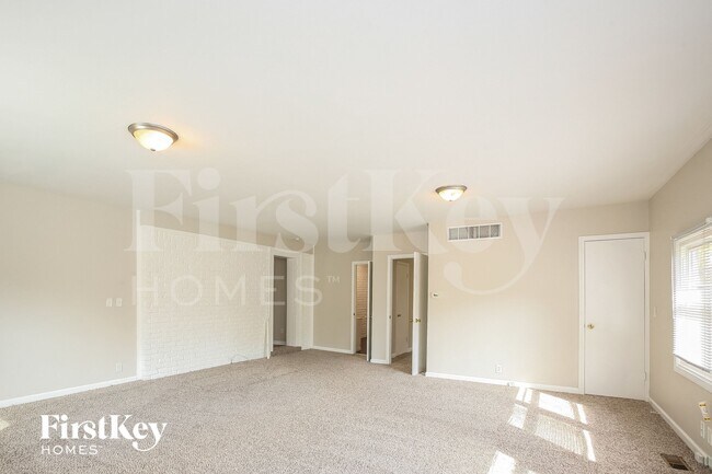 Building Photo - 6925 Bloomfield Dr E