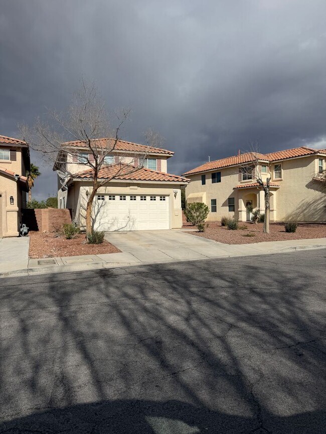 Building Photo - Sunridge 3br+den with great backyard and views