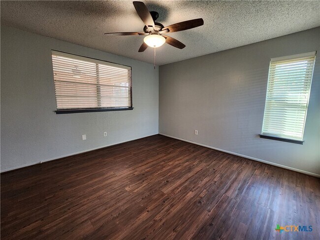 Foto del edificio - 1330 Summerwood Dr